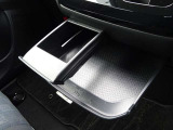 【インストセンタースライドトレイ】収納可能なカップホルダー付きで、使い勝手がよく便利です♪