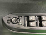 オート格納機能付きドアミラー キーフリーシステムのドア施錠に連動して自動的に格納!乗降時のミラー操作の手間が省けて便利です♪閉じ忘れを防げるほか、降車の直前まで後方の確認ができます!!