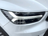 【LEDヘッドライト】ハイビームを先行車や対向車にあてず、その両サイドではハイビーム照射を維持。見える範囲が段違いに広くなりました。北欧神話に登場するトールハンマーをモチーフにデザイン。