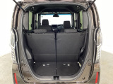 開口部も広く荷物の積み下ろしもしやすいお車となっております。シートの背もたれは5:5の割合で背もたれを可倒でき、前後のシートスライドもできるので荷室をひろげることができます。