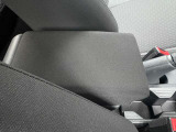 フロントアームレストで街乗りからロングドライブまで快適な運転を。