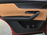 後席のパワーウィンドウスイッチとトリムデザインです。