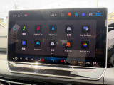 「Discover」。12.9インチの大型タッチスクリーンを採用した最新インフォテイメントシステム。直感的な操作と見やすさが向上し、エアコンや音量もスムーズに操作できます。