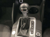 ダイレクトな動力伝達効率と、快適な操作性を併せ持つオートマチックトランスミッションです。2組のクラッチを巧みに使い分けることで、トルクの途切れを感じさせない、クイックでスムーズなギアチェンジを実現。