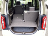 後席は分割可倒式で、用途に合わせてアレンジ可能。荷物の量や乗車人数に応じて柔軟に使える便利なシートです。