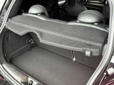 こちらのお車にはトノカバーが装備されています!外から荷室が見えなくなりますのでプライバシーの保護や防犯に役立ちます!