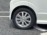 高級感引き立てるアルミ装着車。お洒落は足元からですね!