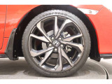 純正のアルミホイールが足元を飾ります!タイヤサイズは235/40R18となります。