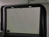後席にお乗りの方が眩しくないように日差しを軽減する格納式リヤドアサンシェードが付いてます