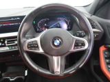 BMWのステアリングのリムは、一般的なものより少し太めにデザインされています。 これはタイヤやステアリングシャフトなどを介して伝わる路面からの入力を、しっかりと把握するためです。