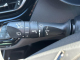 【オートワイパー(AUTO)】雨が降り出した時に、雨滴検出用センサー(レインセンサー)が雨滴を感知すると、自動でワイパーが動作します。