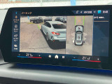 【全周囲カメラ】全周囲カメラ装備車両で御座いますので、狭い駐車スペースでもお車の全体図が確認でき、障害物との接触を未然に防ぐことが可能です。
