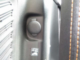 車内にアクセサリーソケットを装備♪対応する電源アダプターを使用すれば、スマートフォンなどの充電にも便利です!