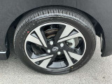 スタイリッシュな純正アルミホイールです。シャープなデザインが車両のデザインとマッチしています。