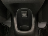 アームレストの後ろ側にはカップホルダーと、その中にあるアクセサリーソケットはUSBのアダプターをつければ移動中に充電もできるので便利です。