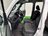 乗り降りのし易さと耐久性に優れた撥水ファブリックヘッドレスト分離式フロントシートで快適ドライブ。遊びに,仕事に大活躍ですよ。