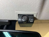【車室内ドライブレコーダー】車室内カメラによる車内および車側面の撮影記録が駐車時の安心を高めるとともに、走行中の幅寄せ対策や後方撮影(リヤガラス越し)にも対応しています♪