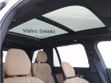 屋根一面まるごととも言える特大サイズのチルトアップ機構付電動パノラマ・ガラス・サンルーフ。晴天時はもちろん、雨天・曇天時にもシェードを開けることで常に開放的な車内空間を実現させてくれます。
