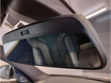 ☆BMWのルームミラーには自動防眩機能が備わっております。後続車のヘッドライトの明るさで幻惑されるのを防止☆