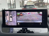 車を真上から見ているように、周囲の状況を把握しながら安心して駐車が行えるアラウンドビューモニター装備!