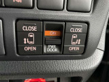 運転席に座ったまま、スイッチ操作で左右のスライドドアを自動で開閉できる便利なスイッチを搭載しています。雨の日に外へ出てドアを開け閉めする手間がなく、乗車や降車のサポートがスムーズに行えます。