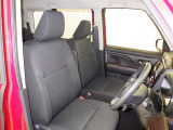 シックな色使いの運転席周りですね。すっきりとしたデザインで上品な色使いです。居心地の良い運転席、長く座ってられるリラックスできるデザインがいいですね。