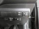 オートマチックハイビーム装備です。先行車や対向車のライトを認識し、ハイビームとロービームを自動で切り替える機能です。夜道の視界を確保します。詳細は販売店スタッフまでおたずねください。