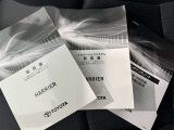 メンテナンスノート、取扱説明書です。 その車の整備記録が事細やかに記録されています。 車が生まれてから今までどのような道を歩んできたのか判るとても重要な物ですよ。