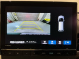 リバースギアに入れるだけで後方の表示へ切り替わります。夜間や雨の日の駐車も楽になりますよ。