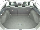 ラゲージに入りきらない長い荷物も分割リヤシートの片側を倒せば大丈夫。両方倒せば、もっと大きな荷物も積めます。便利な機能ですね!