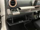 何かと便利なグローブボックス。メンテナンスノートや車検証、ちょっとしたメモと筆記用具等を入れておくとあればもしもの時にも便利ですね。