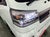 白く明るい光で夜間走行をサポートするLEDヘッドランプを搭載