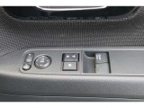 【運転席内ドア 】ミラー操作やウィンドウ開閉スイッチはドライバー目線で配置され、快適な操作性を実現!