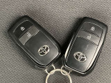 ドアの開閉時、両手が荷物で塞がっている時はキーレスでのカギの解除が大変ですよね。スマートキーはポケットやバッグに入れておけば、ノブに触れただけでロックの解除が可能です。とても便利な機能です。