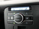 温度設定で車内を快適に保ってくれるオートエアコン
