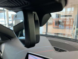 【ETC機能付防眩ミラー】BMWのルームミラーは、ETCと一体型でございます。ミラーは防眩機能付きですので、後方車両のヘッドライトの明かりをカット致します。