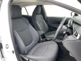 シックな色使いの運転席周りですね。すっきりとしたデザインで上品な色使いです。居心地の良い運転席、長く座ってられるリラックスできるデザインがいいですね。