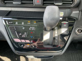 「オートエアコン」付き一年中快適な室内を提供!車内温度を設定すると、風量を自動で調節してくれます。さらに前席シートヒーターつき(^^)/