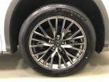 F SPORT専用20インチアルミホイール(235/55R20)装着です。