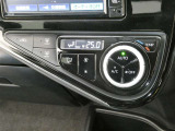 「AUTO」スイッチで車内の温度を一定に保ってくれるオートエアコン。快適装備の代名詞。もちろんマニュアル操作も可能ですよ。