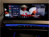 【ⅰドライブナビゲーション】文字情報も鮮明に表示する高解像度カラーディスプレイを採用。視認性に優れた地図デザインと特徴的な建造物を目印にした描写表示で現在位置を把握できます。地図データの更新も可能です