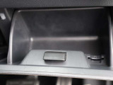 認定中古車保証1年間距離無制限の保証とロードアシスタンスサービスが全車に付帯されています。また、1年間または2年間の延長保証(有償)もご利用いただけます。