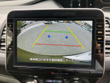 シフトレバーを「R」にすると、後方の映像をモニターにカラーで表示するから、今までみえなかった低い位置の障害物を映像で確認しながらバック出来ますよ!