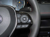 ステアリングスイッチ付きで、運転中に視線を前に向けたまま操作できます。
