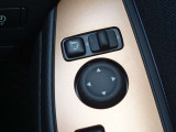 【電動格納ドアミラー】狭い駐車場で便利な電動格納ドアミラーが付いています。