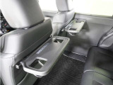 ◆シートバックテーブル◆フロントシートの背面に後席用のテーブルがついています。小物が置けて!カップホルダーもあります、ドライブ中や休憩時にも便利なテーブルです。
