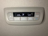 ルーフ中央にエアコン操作パネルがついていますので、2列目・3列目にお乗りの方も快適に過ごせます。