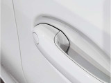 【デザインとの融合】BMWデザイナーが創り出したボディデザインを損なう事のない様に配置とデザインに拘っています。ドアノブについてもBMWの拘りに妥協はありません。