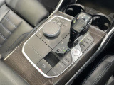 BMWの高性能オートマチックは、ATセレクトレバーを左側に倒すことで、通常の「D」から「S」(スポーツ)または「M」(マニュアル)へと切り替えが可能です。