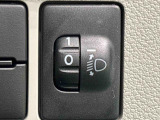 対向車や先行車への配慮が可能。積載物の状況に応じてヘッドライトの照射角度を手動調整できるスイッチ。